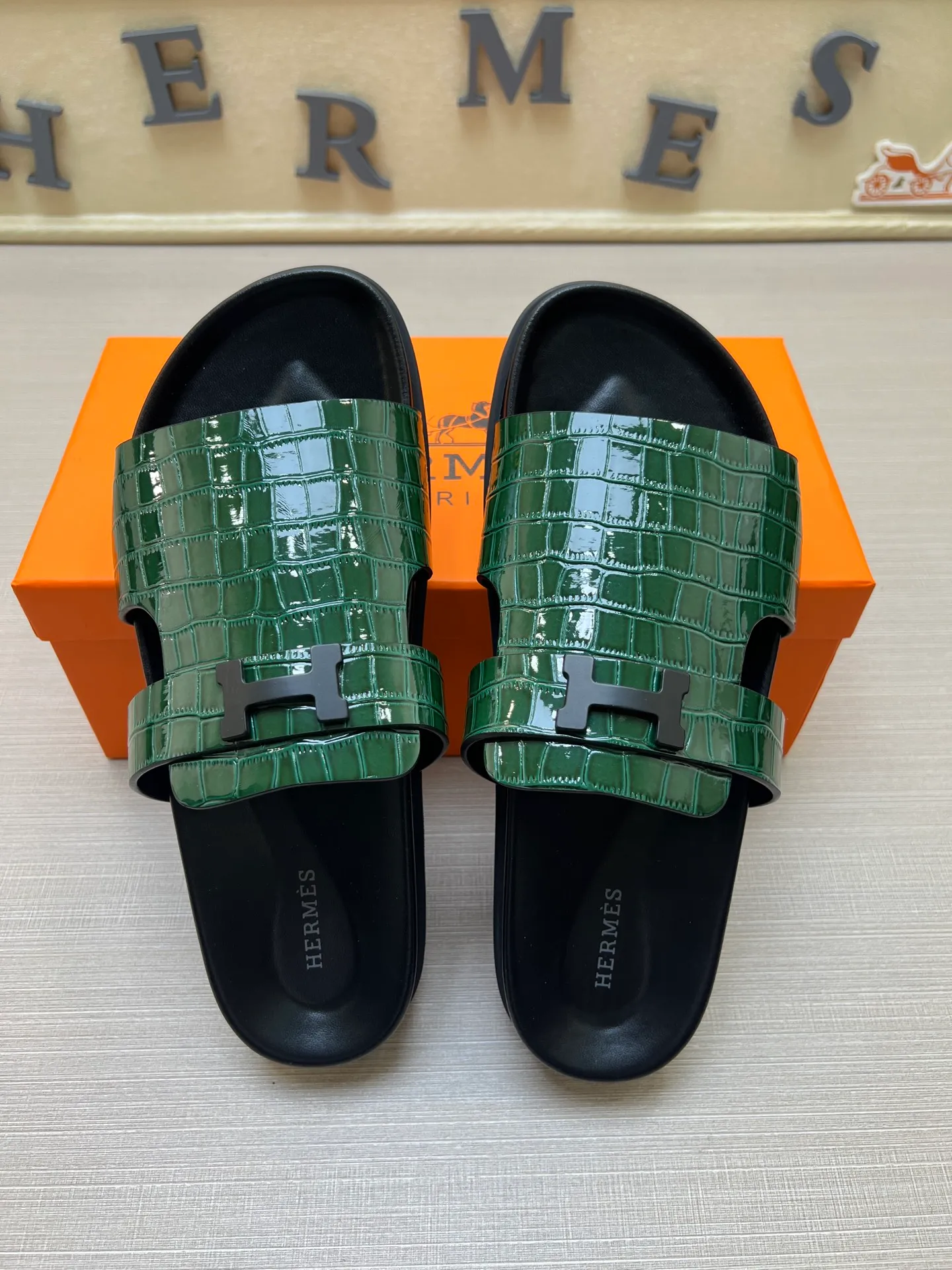 [H Family Hermès] P: 360💰 Size: 38-45 Hermes Men’s Kazimir Slippers - 2025 Summer New Hermès Same as the original version, with colored cowhide surface + rubber combined sole, handmade by master-level craftsmen! ❥High-end customization, exclusive products, the highest version in the industry.